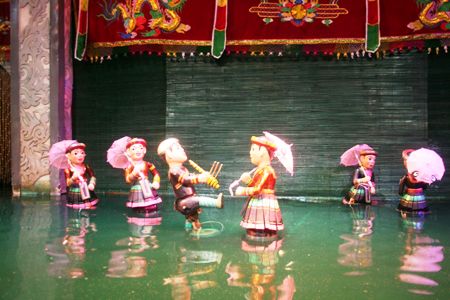 Présentation de la marionnette sur l’eau aux amis japonais